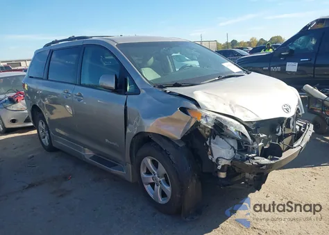 2015 Toyota Sienna Le 8 Passenger z USA, uszkodzony, nr VIN 5TDKK3DC6FS663698